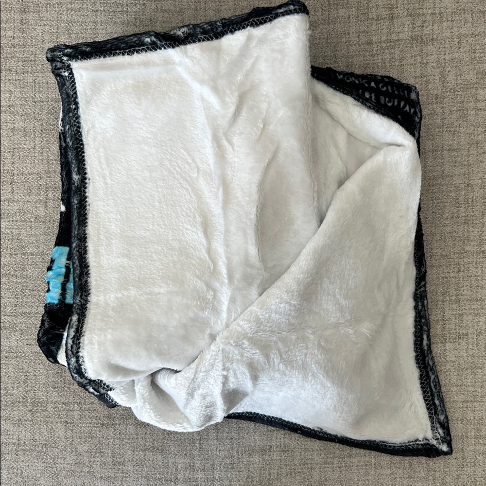 NEW Friends Throw Blanket - Picture 2 of 3